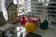 Детская пластиковая мебель 2KIDS в зоне ожидания бизнес центра